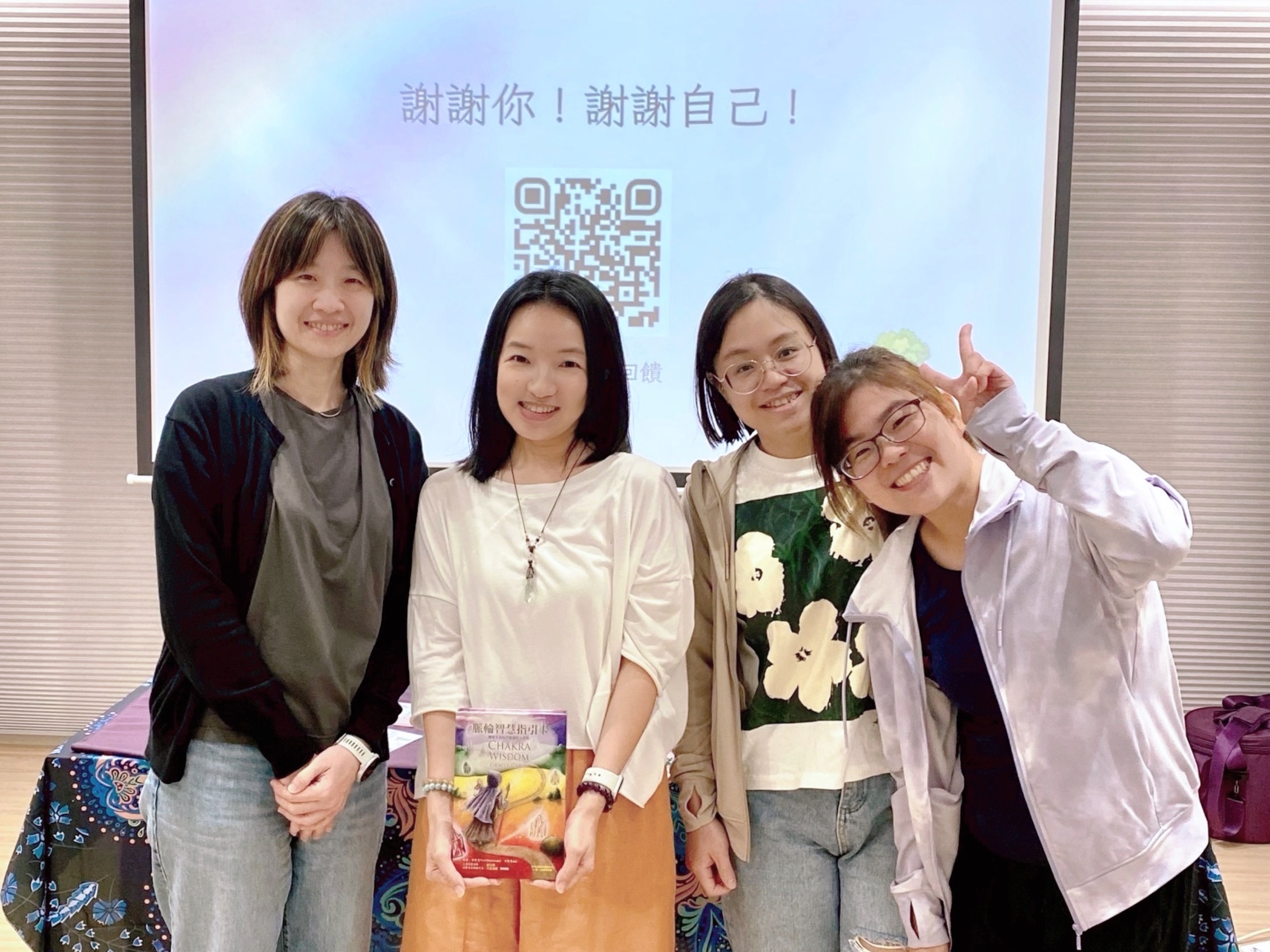 脈輪智慧指引卡課程結束後，AmyQ 與學員合照