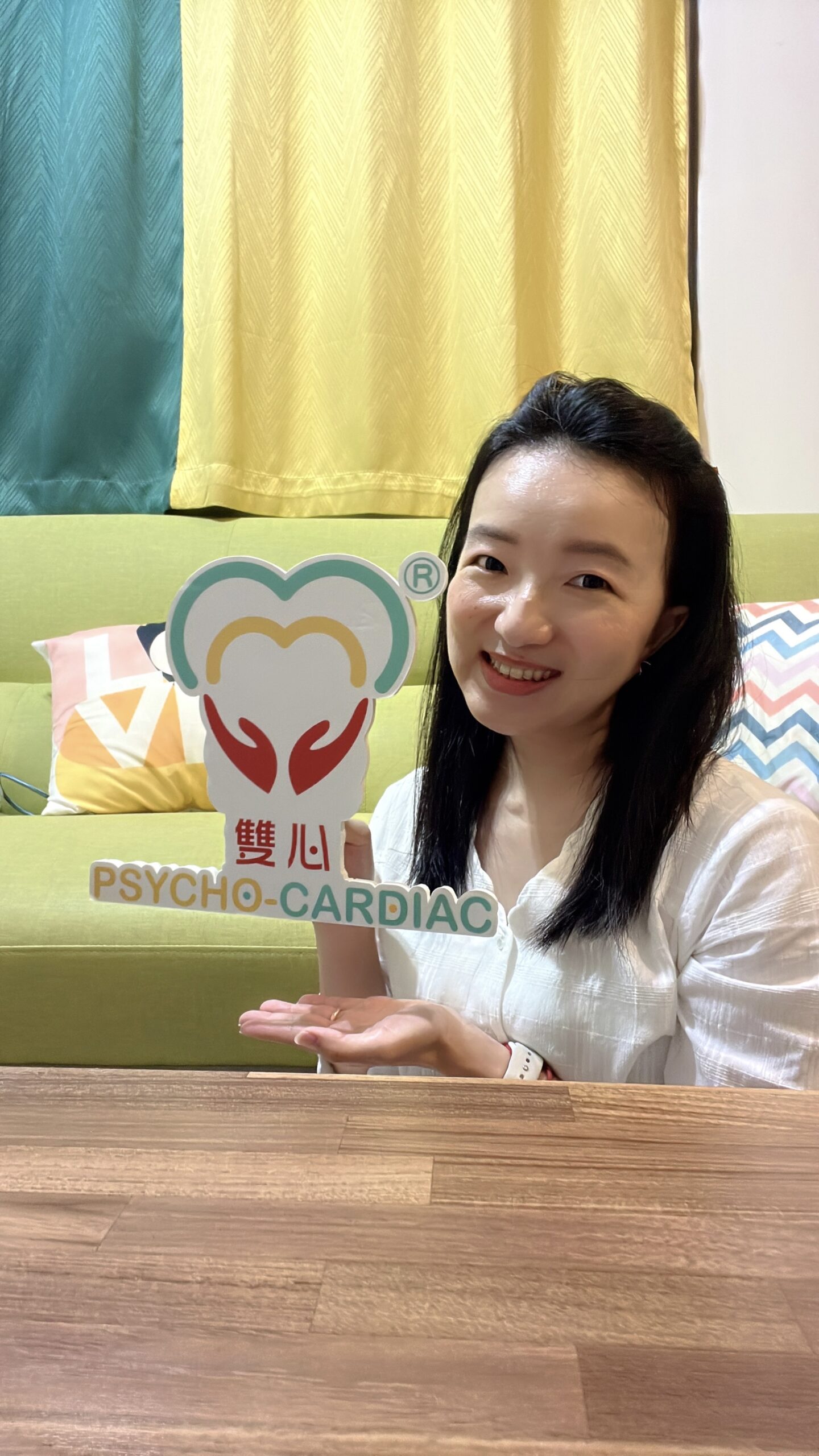 AmyQ 手持雙心普篩活動看板